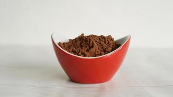 stapel van cacao poeder in een rood kom foto
