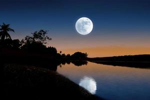 nacht landschap Bij rivier- foto