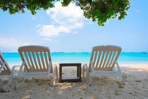 tropisch strand achtergrond net zo zomer landschap met strand stoelen en mooi zee visie foto