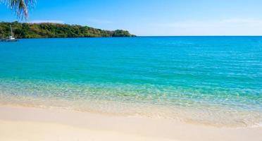 mooi tropisch strand en blauw lucht voor reizen in vakantie kom tot rust tijd in zomer foto