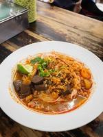 traditioneel kanom jeen met soicy baseren soep, voedsel in lana Chiang mai smaak rijst- noodle met soep stijl. foto