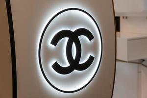 Moskou, Rusland, 2021 - chanel logo in voorkant van mode winkel in gom afdeling op te slaan in de centrum van Moskou. luxe merk van kleren, accessoires en schoonheidsmiddelen foto