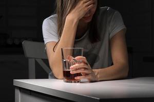 depressief verdrietig jong verslaafd vrouw gevoel slecht drinken whisky alleen Bij huis, benadrukt gefrustreerd eenzaam vrouw drinker alcoholisch lijden van alcohol verslaving hebben probleem, alcoholisme concept. foto