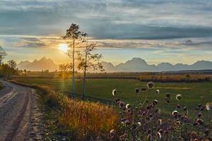 zonsondergang langs een spoor in de groots tetons foto