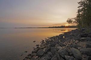 de zon stijgende lijn op kalmte wateren in de ochtend- foto