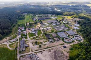 luchtfoto moderne afvalwaterzuiveringsinstallatie van de stad foto