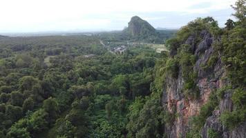 mooi antenne visie van berg met tempel in Thailand. foto