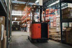 heftrucks voor vervoeren goederen in industrieel magazijn opslagruimte van kleinhandel winkel. magazijn interieur met schappen rek voor houden productie materiaal, pallets en dozen. industrieel concept. foto