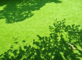 geel vallen blad Aan de kunstmatig gras van school- werf foto