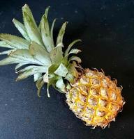 deze is foto van een rijp geel ananas.