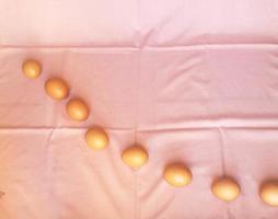 sommige eieren zijn gelegd Aan een roze lap. foto