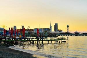 batoemi, Georgië, 2021 - ober met klanten in vis restaurant Aan terras met tafels en batumi panoramisch waterkant visie in Georgië. beroemd vis eten plaatsen foto