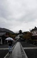 kyoto, Japan Aan april 8, 2019. mensen zijn wandelen terwijl gebruik makend van paraplu's omdat het is regenen. foto