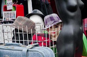 divers items in boodschappen doen kar in zondag vlo markt foto