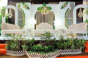 bruiloft decoraties. bruiloft backdrop met bloemen en Indonesisch bruiloft decoraties. foto