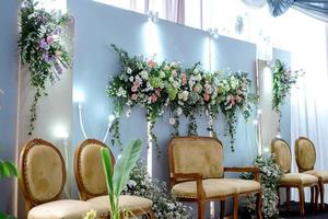 bruiloft decoraties. bruiloft backdrop met bloemen en Indonesisch bruiloft decoraties. foto