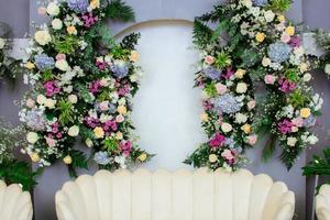 bruiloft decoraties. bruiloft backdrop met bloemen en Indonesisch bruiloft decoraties. foto