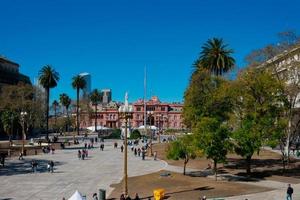 buenos luchten, Argentinië. september 04, 2022. mei plein plein de mayo en de roze huis casa Rosada ook bekend net zo regering huis casa de gobierno foto