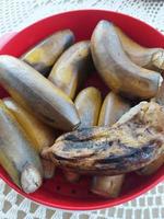 detailopname van gekookt banaan, een gemakkelijk traditioneel Indonesisch schotel gebruikt net zo een tussendoortje. voedsel met veel Gezondheid een uitkering. gebruikt voor achtergrond en advertentie. foto
