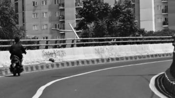 verkeer in beweging Aan viaduct in west Jakarta foto