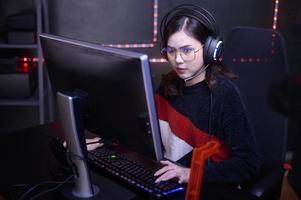 jong vrouw professioneel wimpel en gamer met koptelefoon spelen online video spellen foto