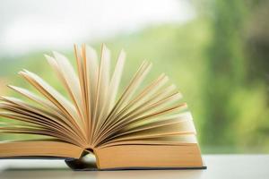 voorwerp onderwijs groen natuur achtergrond met stack van oude boeken of oud Bijbel, Open papier boek Aan houten tafel met kopiëren ruimte. concept van terug naar school, Onderzoek studie foto