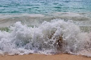 verbijsterend Indisch oceaan golven Bij de stranden Aan de paradijs eiland Seychellen foto