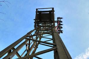 elektrisch antenne en communicatie zender toren in een noordelijk Europese landschap tegen een blauw lucht foto