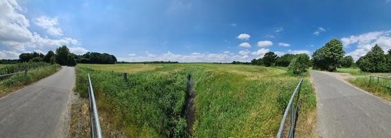 panorama van platteland wegen met velden en bomen in noordelijk Europa. foto