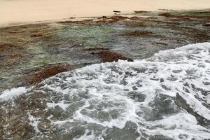 verbijsterend Indisch oceaan golven Bij de stranden Aan de paradijs eiland Seychellen foto
