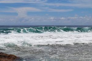 verbijsterend Indisch oceaan golven Bij de stranden Aan de paradijs eiland Seychellen foto