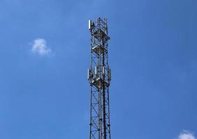 elektrisch antenne en communicatie zender toren in een noordelijk Europese landschap tegen een blauw lucht foto