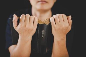 jong vrouw persoon hand- Holding heilig Bijbel met studie Bij huis. volwassen vrouw christen lezing boek in kerk. meisje aan het leren religie geestelijkheid met bidden naar god. concept van leerling onderwijs vertrouwen. foto