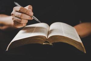 jong vrouw persoon hand- Holding heilig Bijbel met studie Bij huis. volwassen vrouw christen lezing boek in kerk. meisje aan het leren religie geestelijkheid met bidden naar god. concept van leerling onderwijs vertrouwen. foto