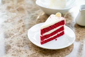 rood fluweelcake op plaat foto