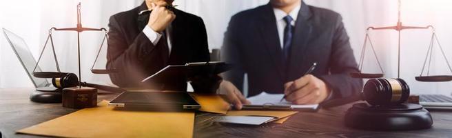 zaken en advocaten bespreken contractpapieren met koperen schaal op bureau in kantoor. wet, juridische diensten, advies, rechtvaardigheid en wet concept foto met film grain effect