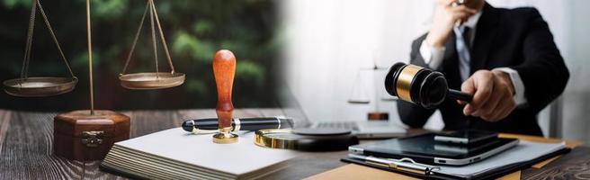 zaken en advocaten bespreken contractpapieren met koperen schaal op bureau in kantoor. wet, juridische diensten, advies, rechtvaardigheid en wet concept foto met film grain effect