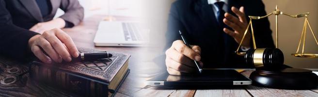 zaken en advocaten bespreken contractpapieren met koperen schaal op bureau in kantoor. wet, juridische diensten, advies, rechtvaardigheid en wet concept foto met film grain effect