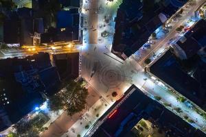 varna, bulgarije - oktober 28, 2019. antenne visie van de dar van de centrum en verlichte straten van varna stad Bij nacht foto