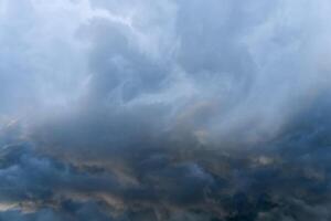 donker grijs storm wolken foto