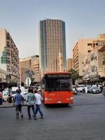 Djedda, saudi Arabië, sep 2022 - in de avond, Daar zijn groot getallen van mensen en voertuigen Aan de straten van balad, jedda. balad is de hoofd reclame centrum van Djedda, saudi Arabië. foto