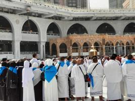 mekka, saudi Arabië, sep 2022 - pelgrims van andere landen zijn bezig bidden in de buurt de kaaba in masjid al-haram in mekka. foto