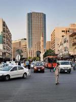 Djedda, saudi Arabië, sep 2022 - in de avond, Daar zijn groot getallen van mensen en voertuigen Aan de straten van balad, jedda. balad is de hoofd reclame centrum van Djedda, saudi Arabië. foto