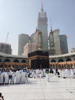 mekka, saudi Arabië, sep 2022 - pelgrims van andere landen zijn bezig bidden in de buurt de kaaba in masjid al-haram in mekka. foto