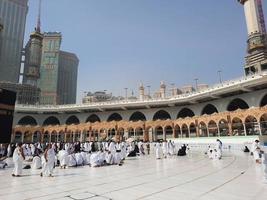 mekka, saudi Arabië, sep 2022 - pelgrims van allemaal over- de wereld zijn het uitvoeren van tawaf in masjid al haram in mekka. foto