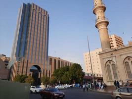 Djedda, saudi Arabië, sep 2022 - in de avond, Daar zijn groot getallen van mensen en voertuigen Aan de straten van balad, jedda. balad is de hoofd reclame centrum van Djedda, saudi Arabië. foto