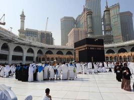 mekka, saudi Arabië, sep 2022 - pelgrims van andere landen zijn bezig bidden in de buurt de kaaba in masjid al-haram in mekka. foto