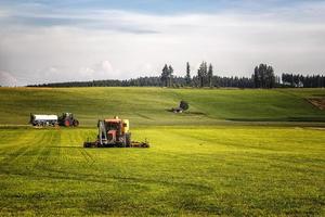 toepassing van mest Aan akkerbouw bouwland met de zwaar trekker wie werken Bij de veld- in Duitsland foto