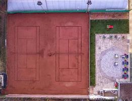 antenne visie van een leeg tennis rechtbank. sport werkzaamheid. foto