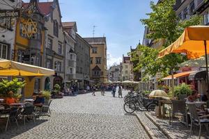 linda, Duitsland - juli 21, 2019. straten van oud stad- met toeristen en Bewoners gedurende een weekend dag. foto
